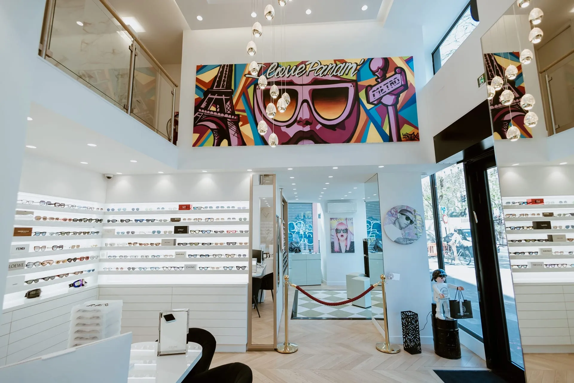 Intérieur de la boutique Bonne Nouvelle, sur deux niveaux