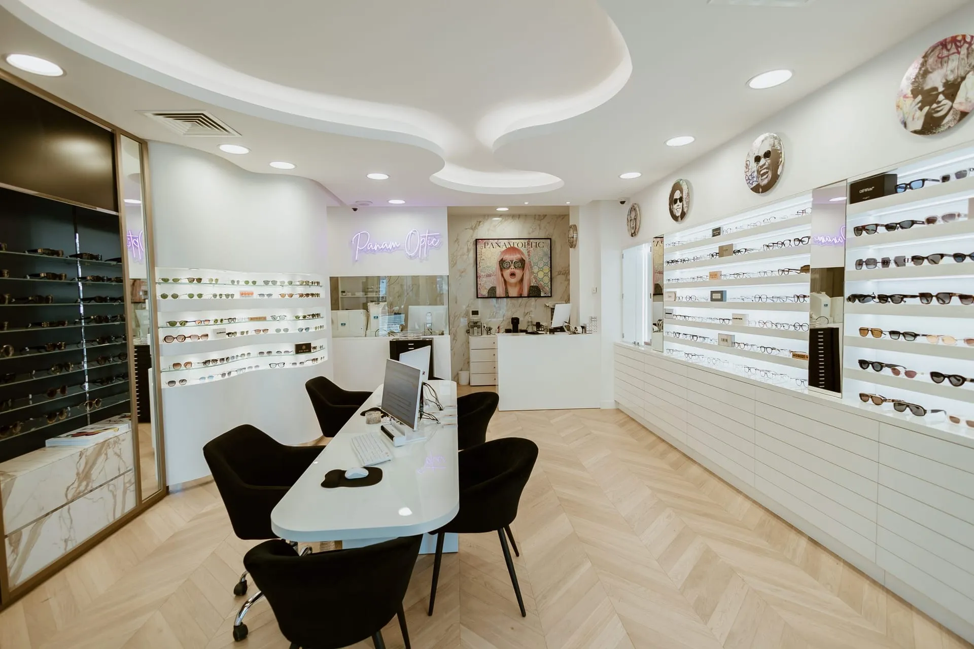 Intérieur de la boutique Haussmann et son comptoir