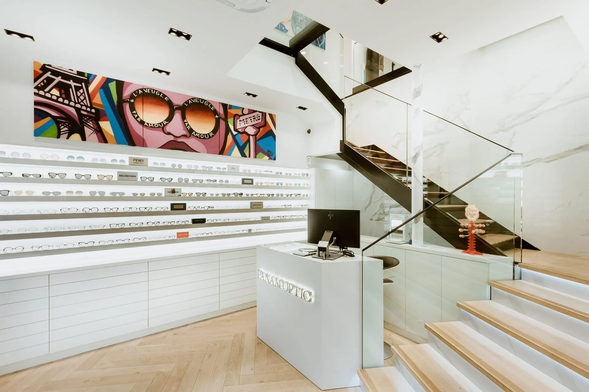 Intérieur de la boutique Turbigo, son escalier et ses murs de montures
