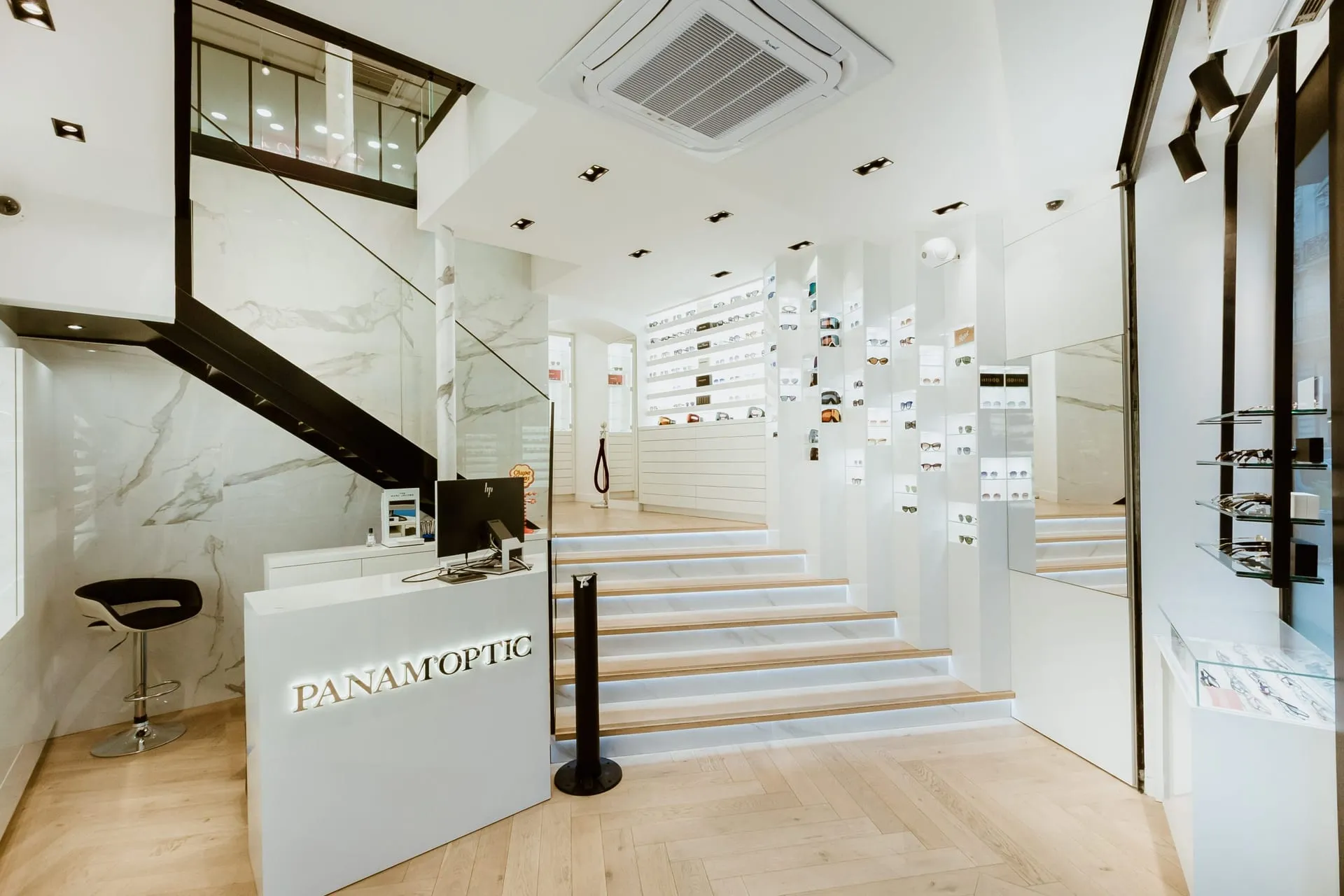Intérieur lumineux de la boutique Turbigo et ses murs de montures