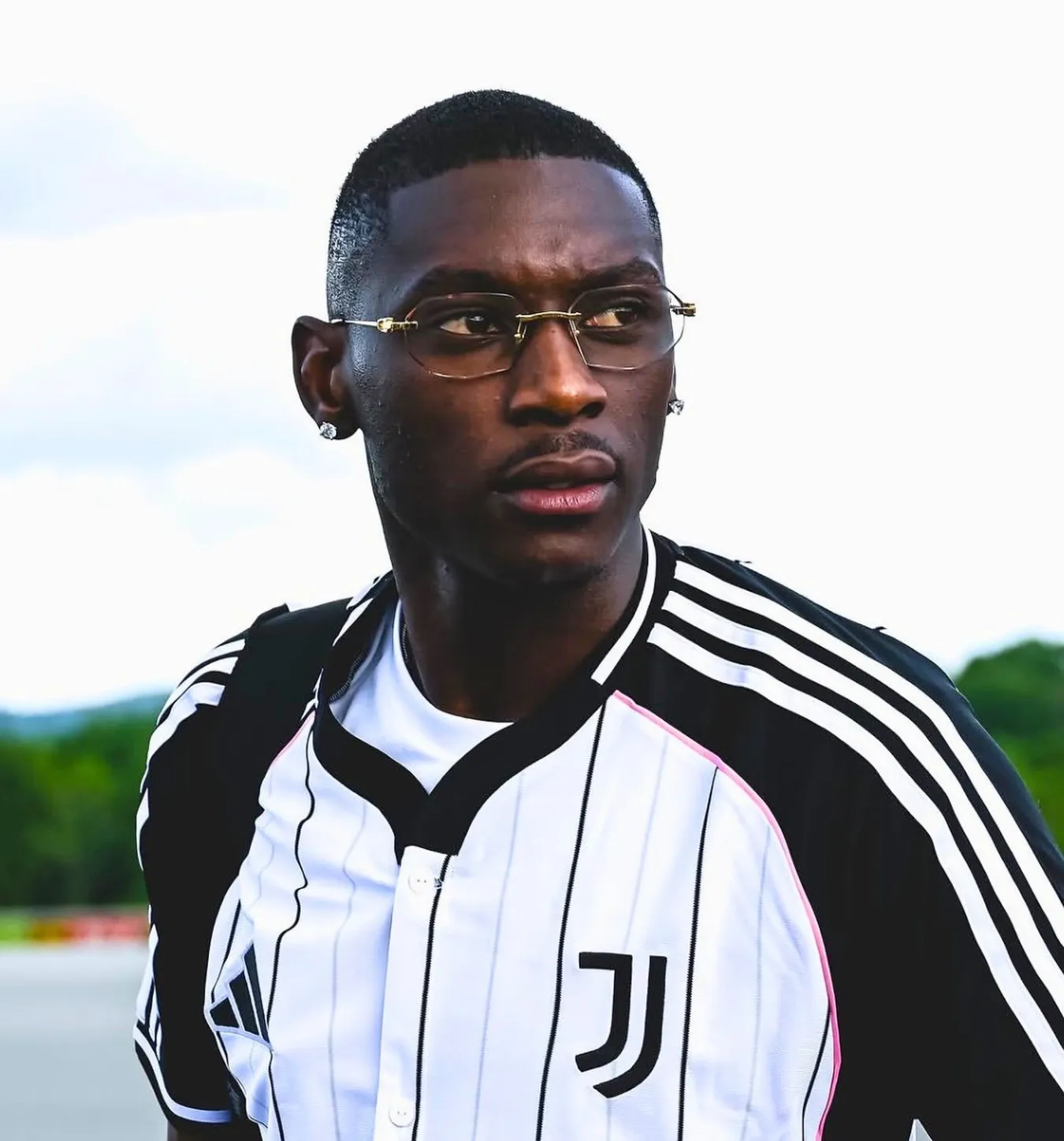 Randal Kolo Muani en lunettes de vue à fine monture dorée, maillot de la Juventus
