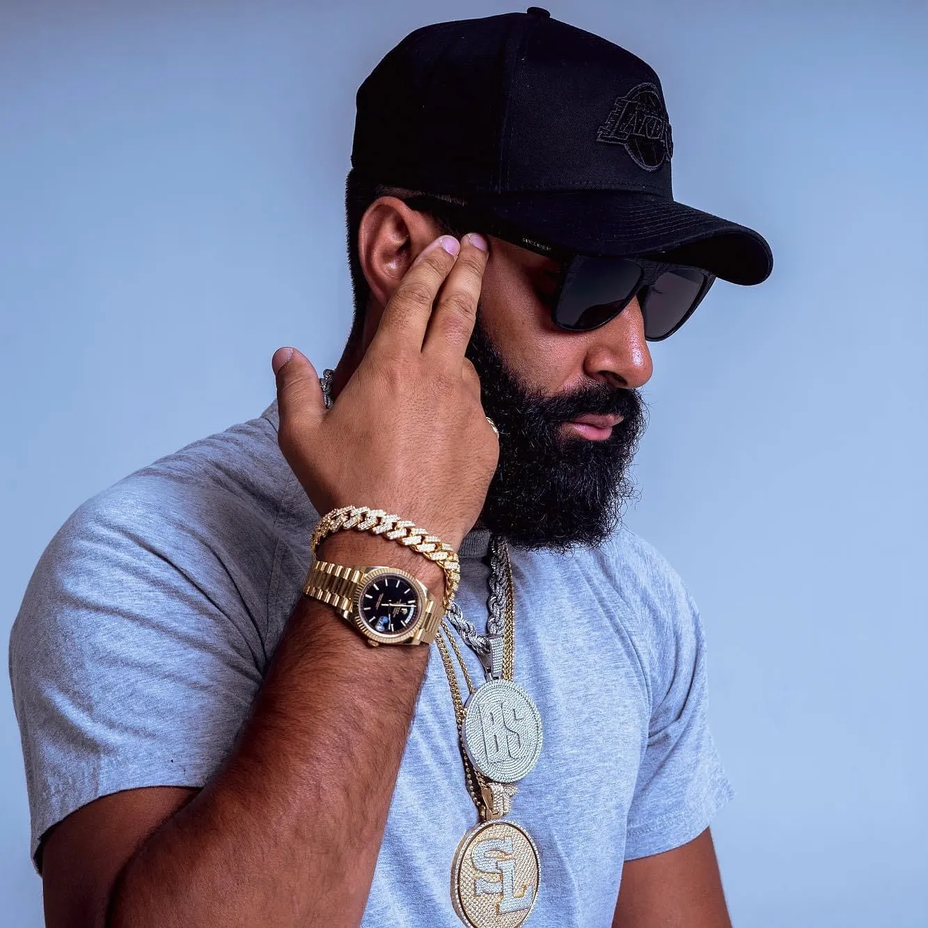 La Fouine en casquette noire et lunettes de soleil noires