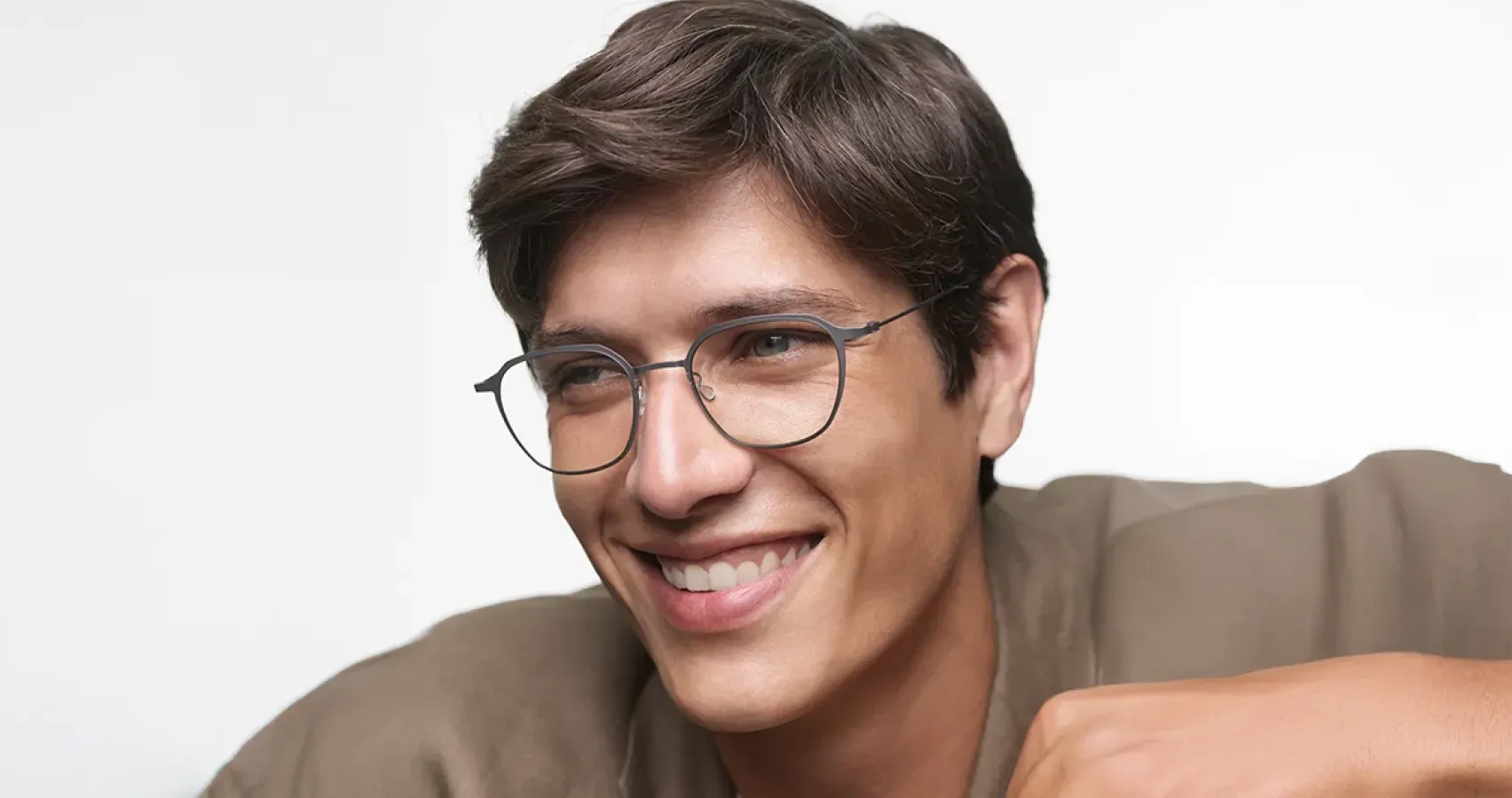 Homme souriant portant une fine monture Lindberg en titane