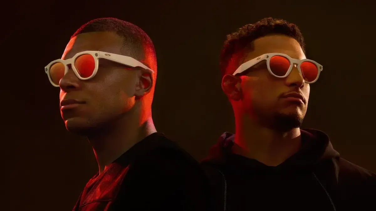Deux hommes portant des lunettes connectées Oakley Meta à monture blanche