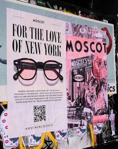 Affiche Moscot « For the love of New York » montrant une Lemtosh noire, collée sur un mur de rue