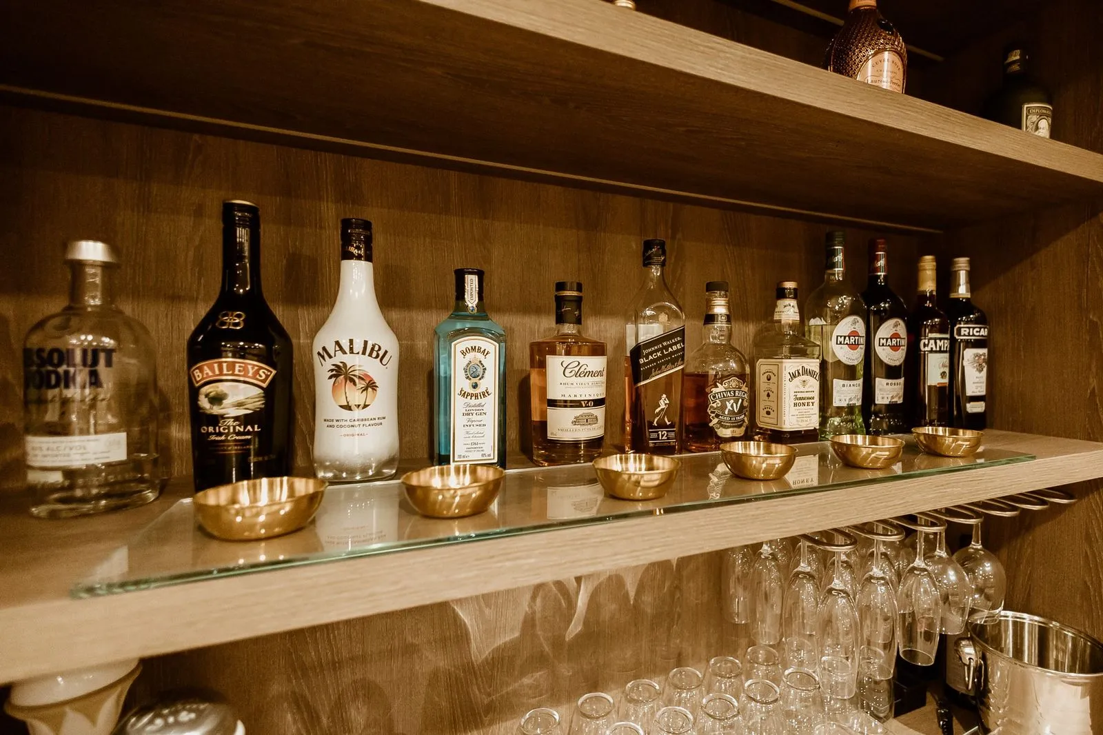 Le bar du salon et ses bouteilles