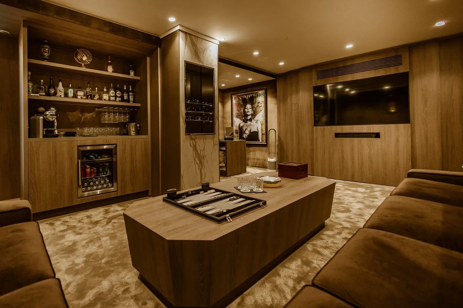 Vue d’ensemble du salon et de son bar
