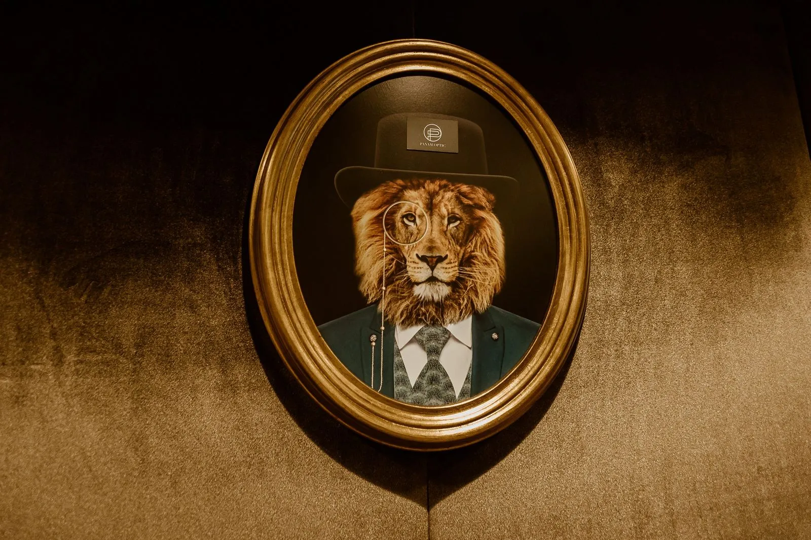 Portrait d’un lion en costume dans un cadre ovale doré