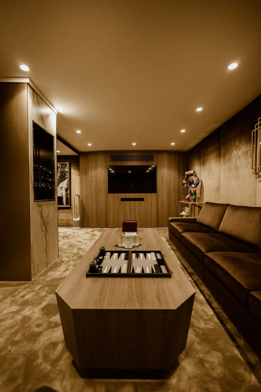 Le salon privé : canapés de velours, table basse et jeu de backgammon