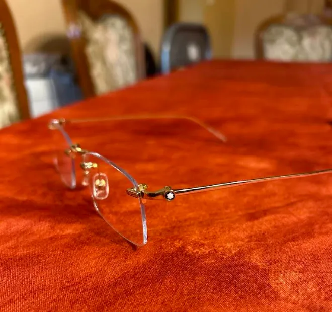 Monture Montblanc sans cercle posée sur une table